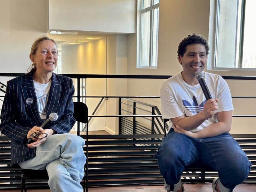 Seul en scène, il dit le voile, sa mère et nous