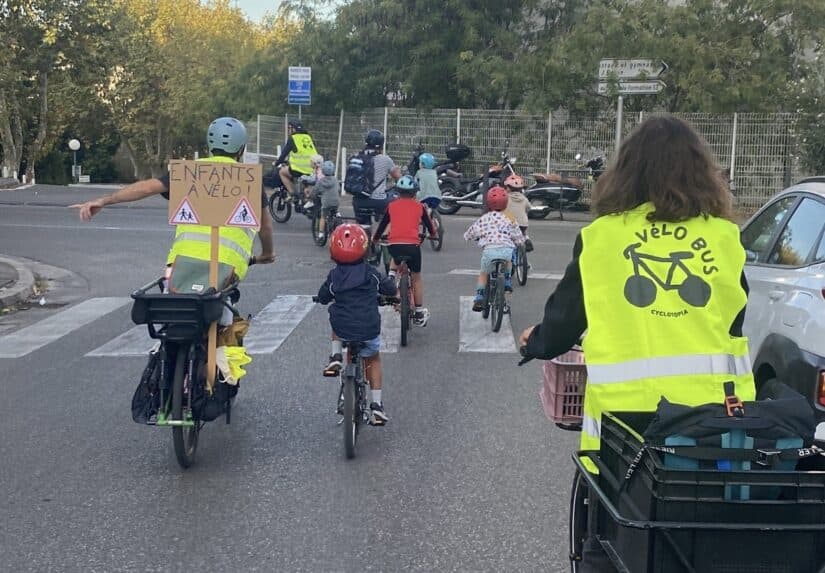 Des convois de vélos pour aller à l’école