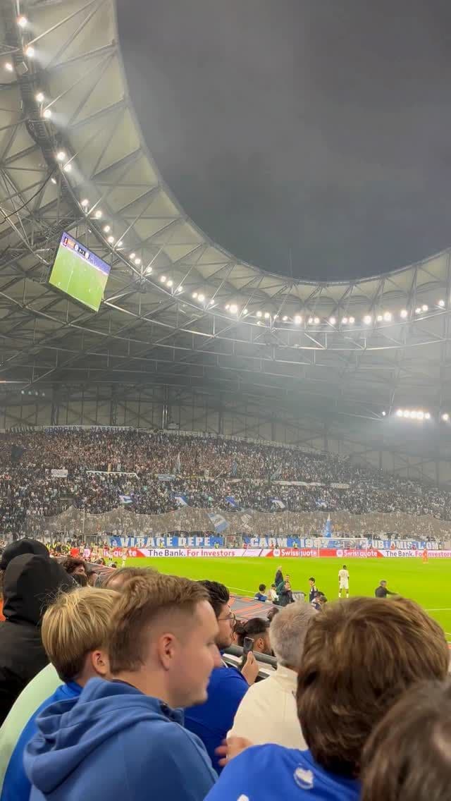ALLLEEEZ L’OM ! ALLLEEEEZZ L’OM ! 💙🤍💙
🎥 @mimi.miki
#teamom #marseille...