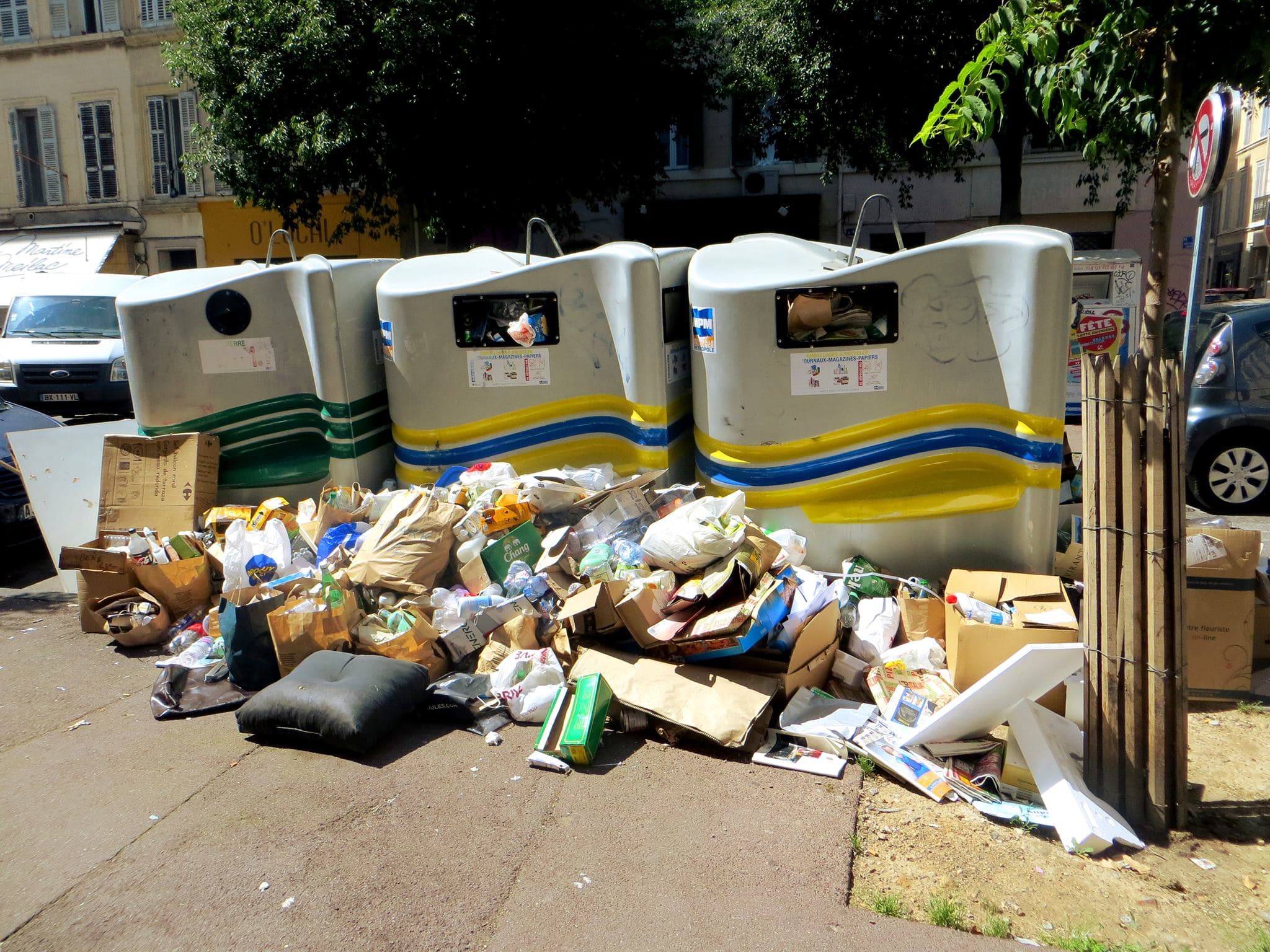 Mauvaise gestion des déchets : les Marseillais disent « basta » !
